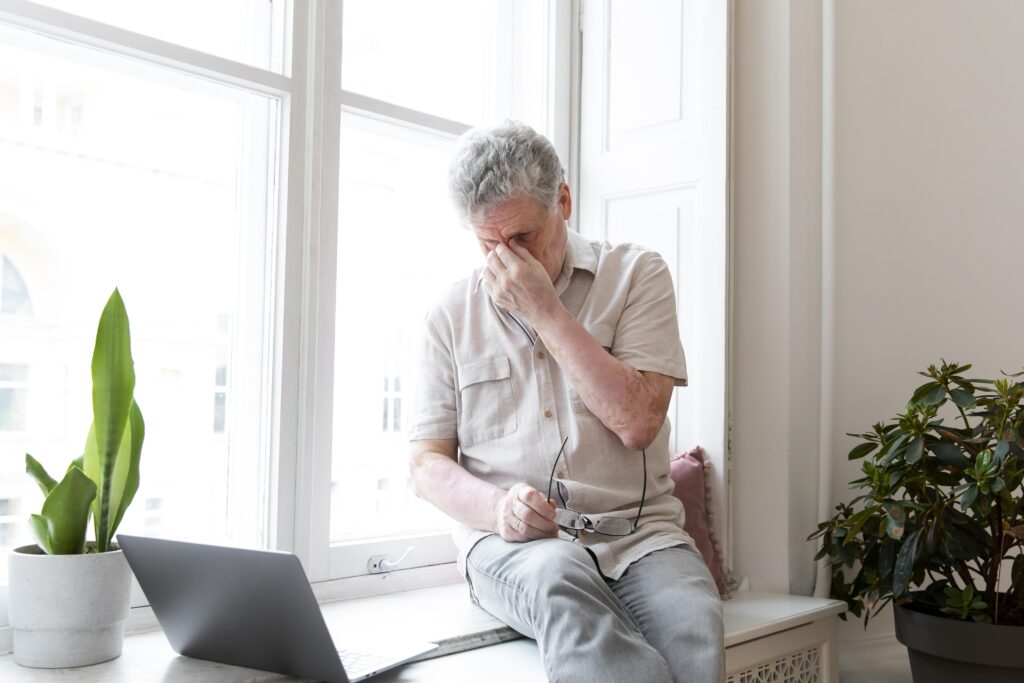 Older adult managing chronic pain with emotional support from a mental health professional